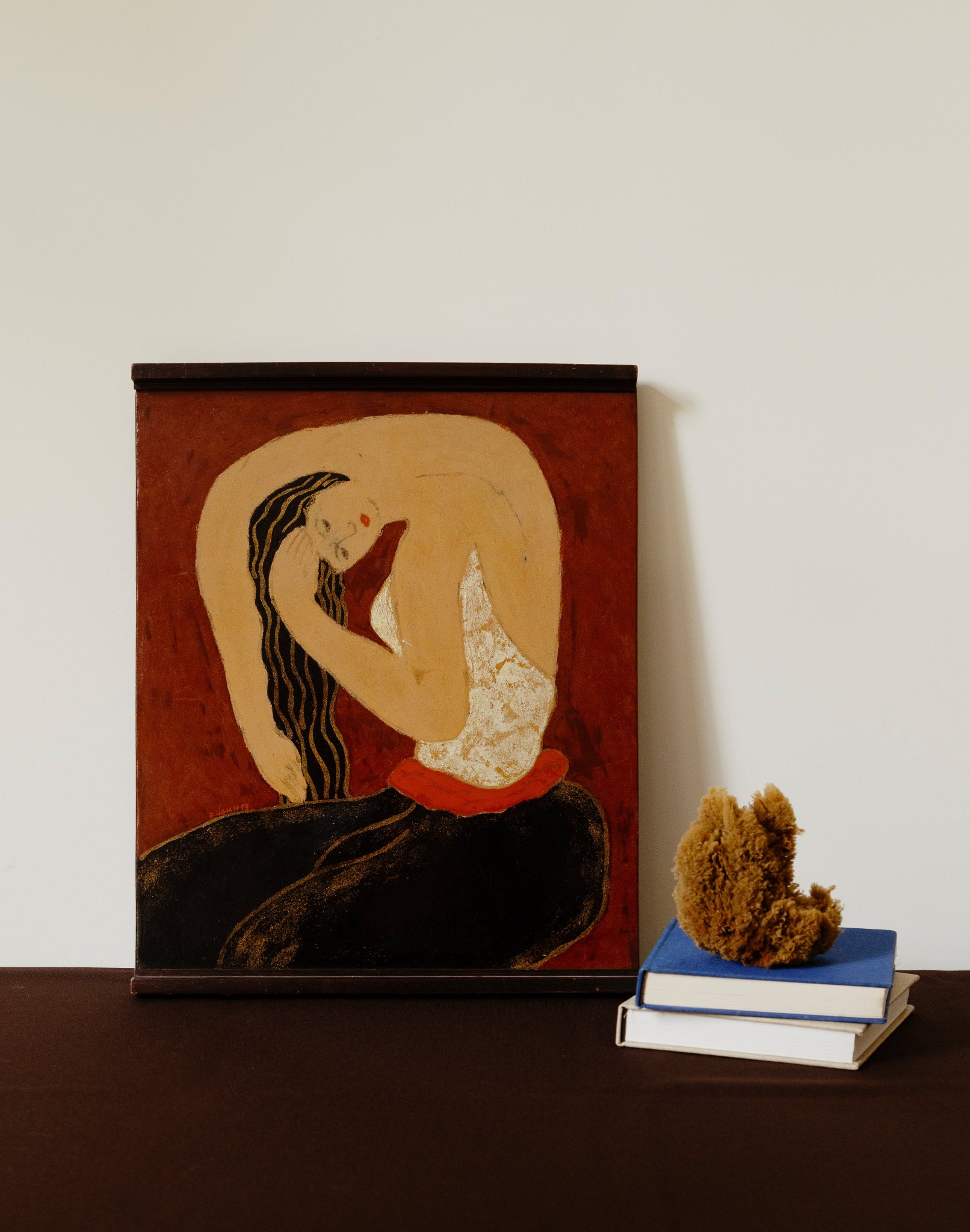 Panneau de laque peint signé Dinh Hanh, “Femme se peignant les cheveux”, œuvre vietnamienne de 1993 inspirée de Matisse, alliant modernisme et tradition asiatique, idéal pour collection ou décoration d’intérieur.