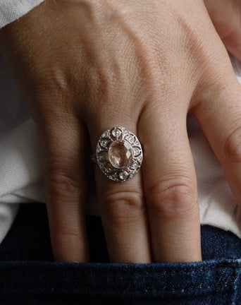 Bague Art déco Maison Labrune avec marguerite en saphir rose naturel et diamants, or 18 carats, portée au doigt.