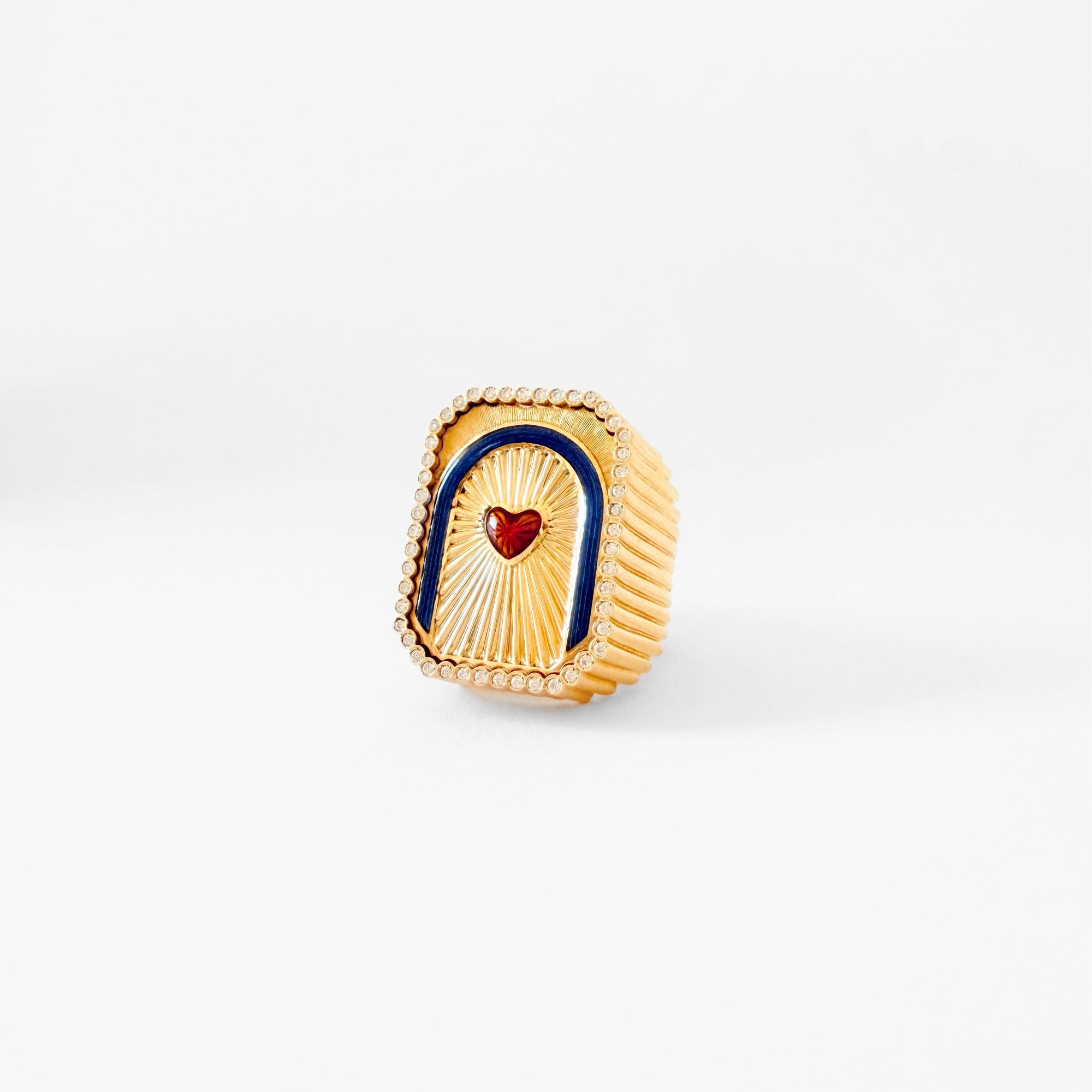 Vue de profil d’une bague contemporaine Marie Lichtenberg en or jaune 18 carats, diamants et émail
