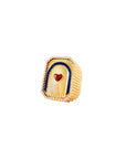 Vue de profil d’une bague contemporaine Marie Lichtenberg en or jaune 18 carats, diamants et émail