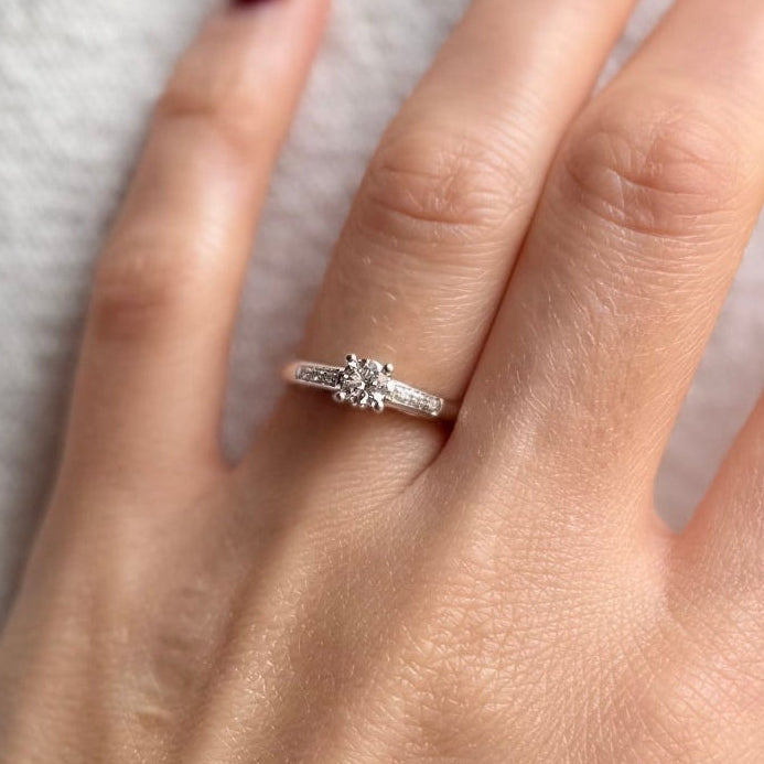 Bague Mauboussin « Tu es le sel de ma vie » en or blanc 18 carats, solitaire diamant de 0,25 carat