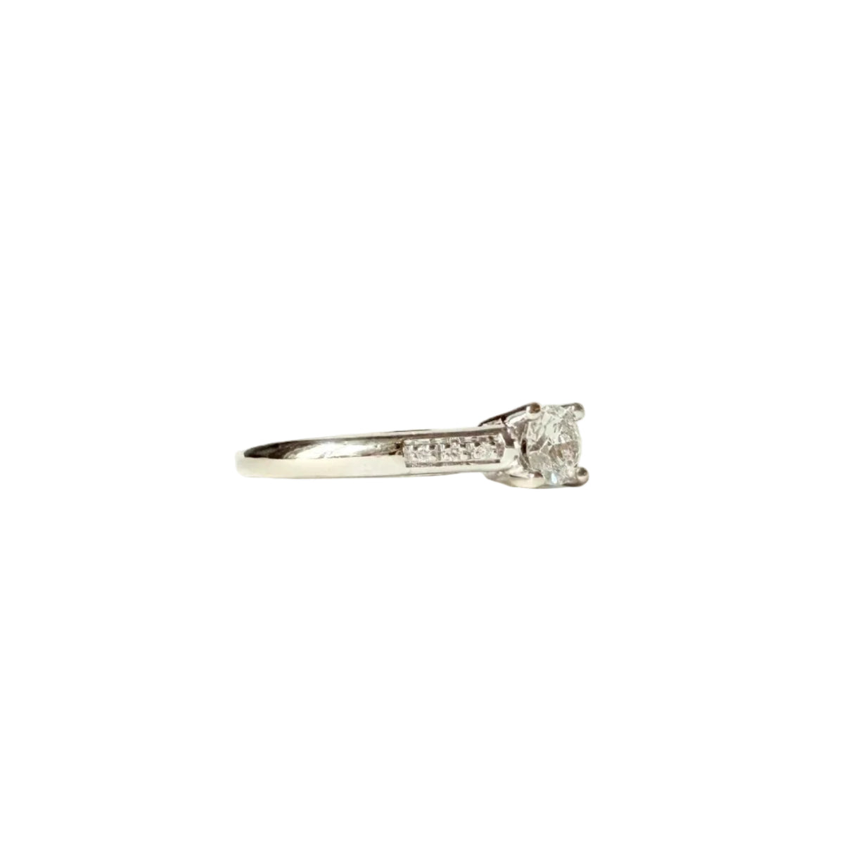 Vue de profil d’une bague Mauboussin en or blanc 18 carats sertie d’un diamant central de 0,25 carat