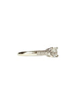 Vue de profil d’une bague Mauboussin en or blanc 18 carats sertie d’un diamant central de 0,25 carat