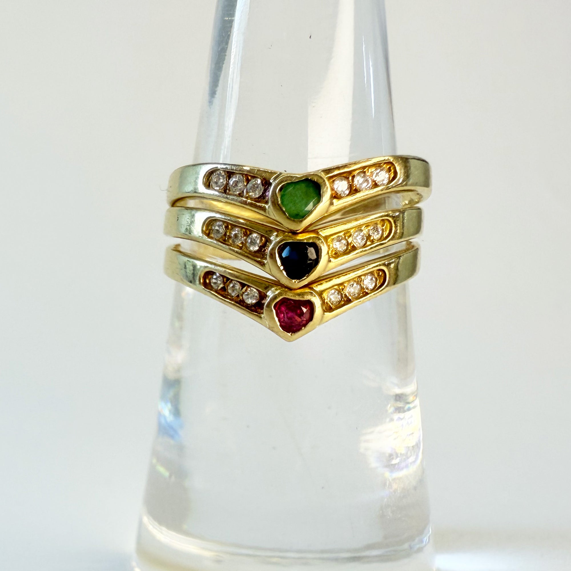 Trois bagues en or jaune et pierres précieuses vintage