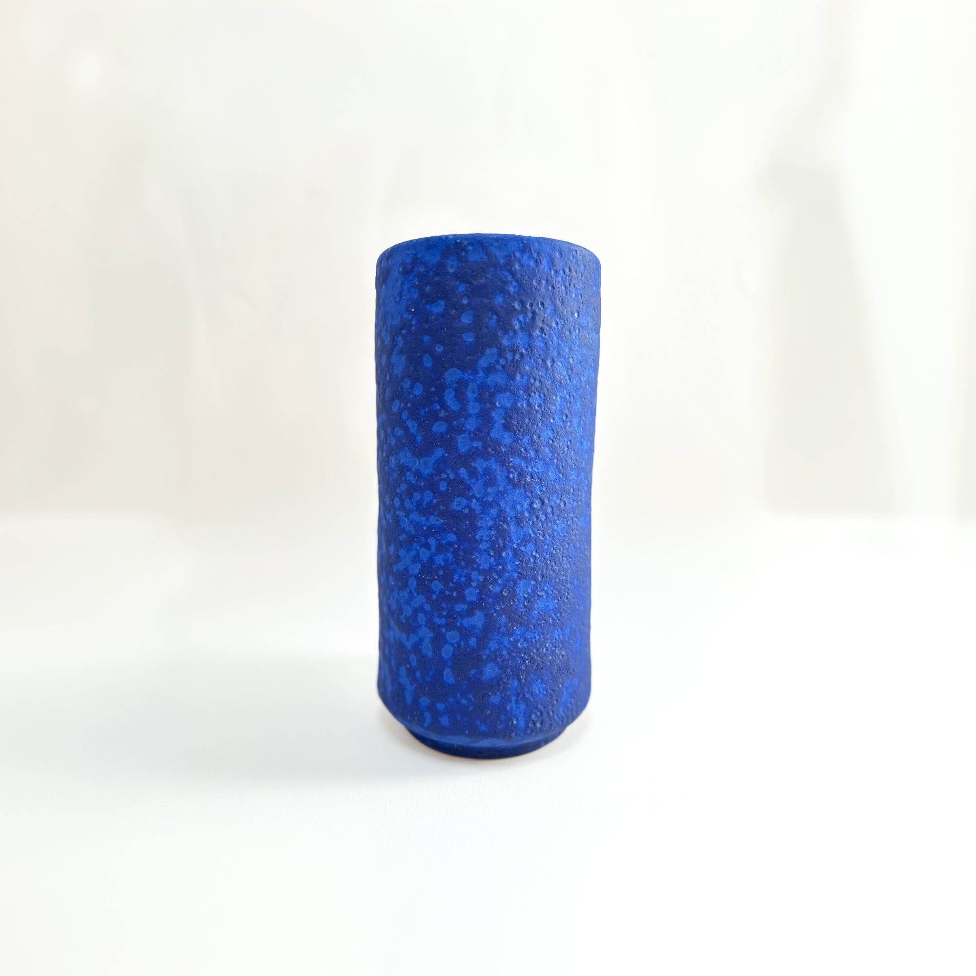 Vase vintage céramique bleu moucheté tourné main style Fat Lava décoration intérieure authentique années 80