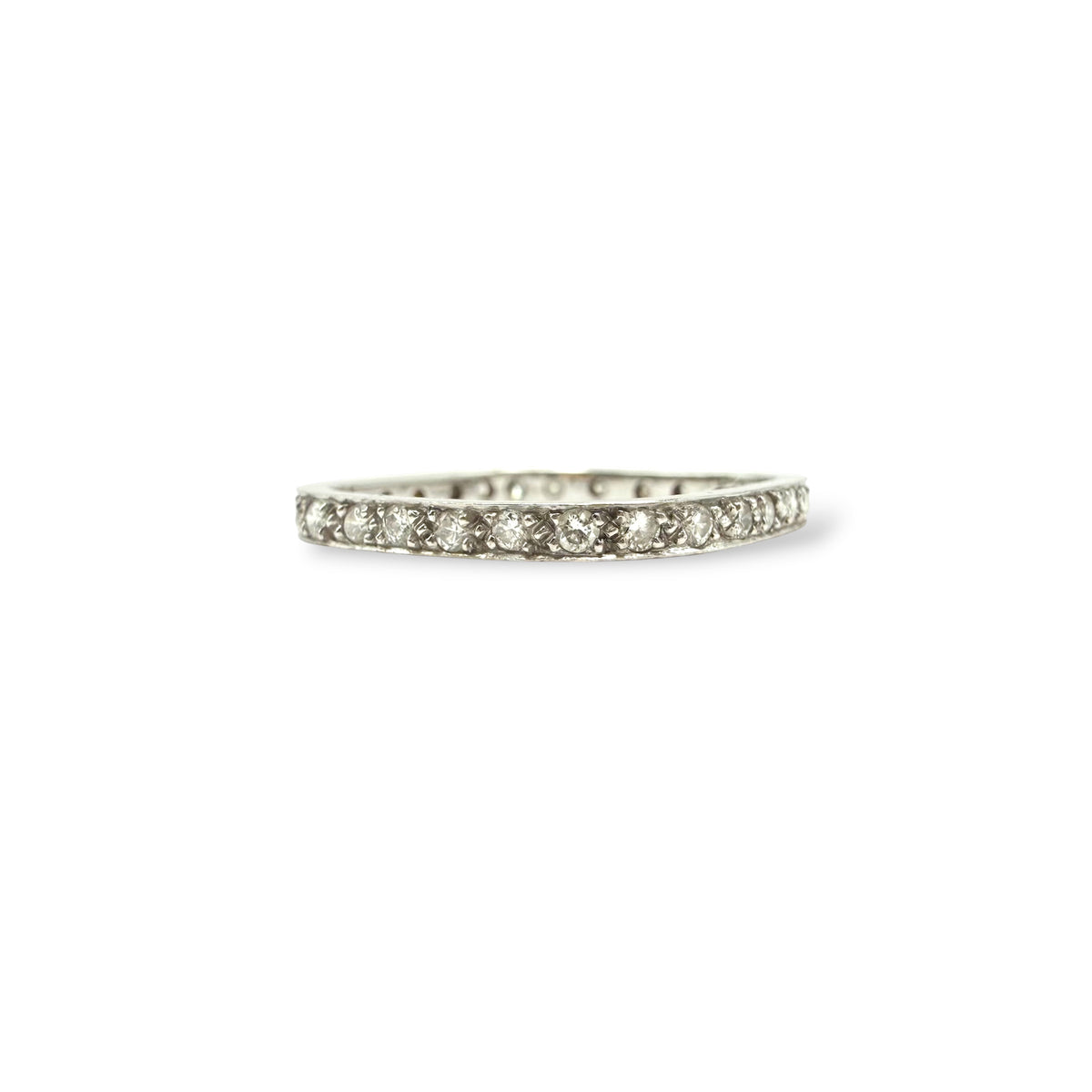 Détail des diamants en serti grain sur une alliance américaine en or blanc