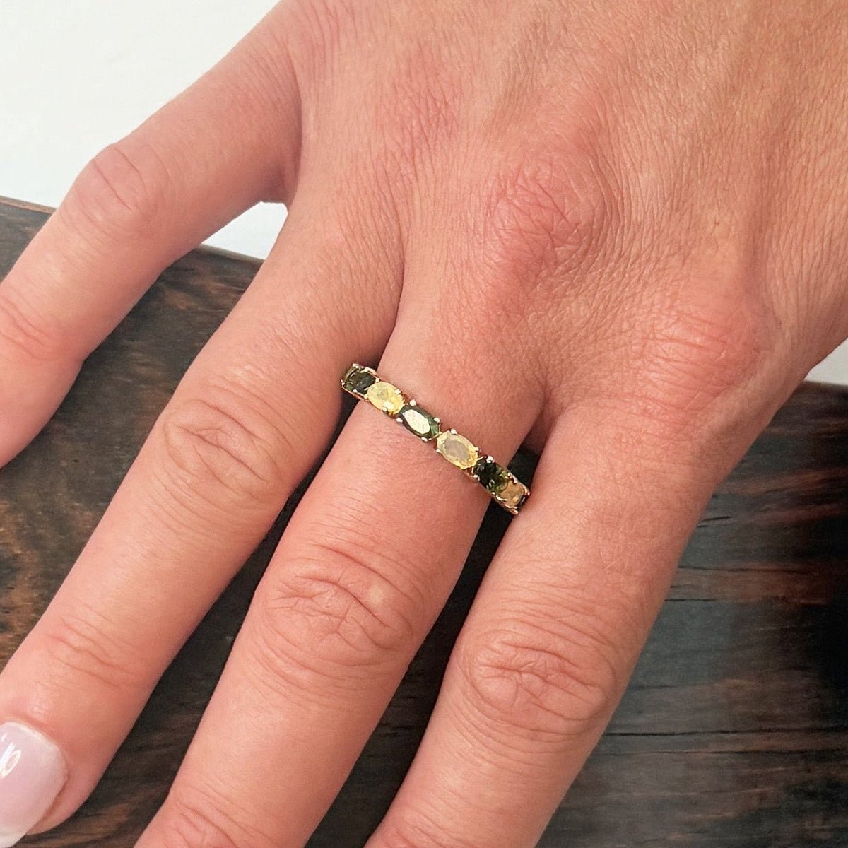 Alliance américaine en vermeil sertie d’opales jaunes et de tourmalines vertes ovales en serti griffe, bijou coloré et moderne alliant élégance et originalité.