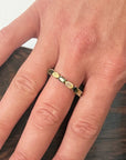Alliance américaine en vermeil sertie d’opales jaunes et de tourmalines vertes ovales en serti griffe, bijou coloré et moderne alliant élégance et originalité.