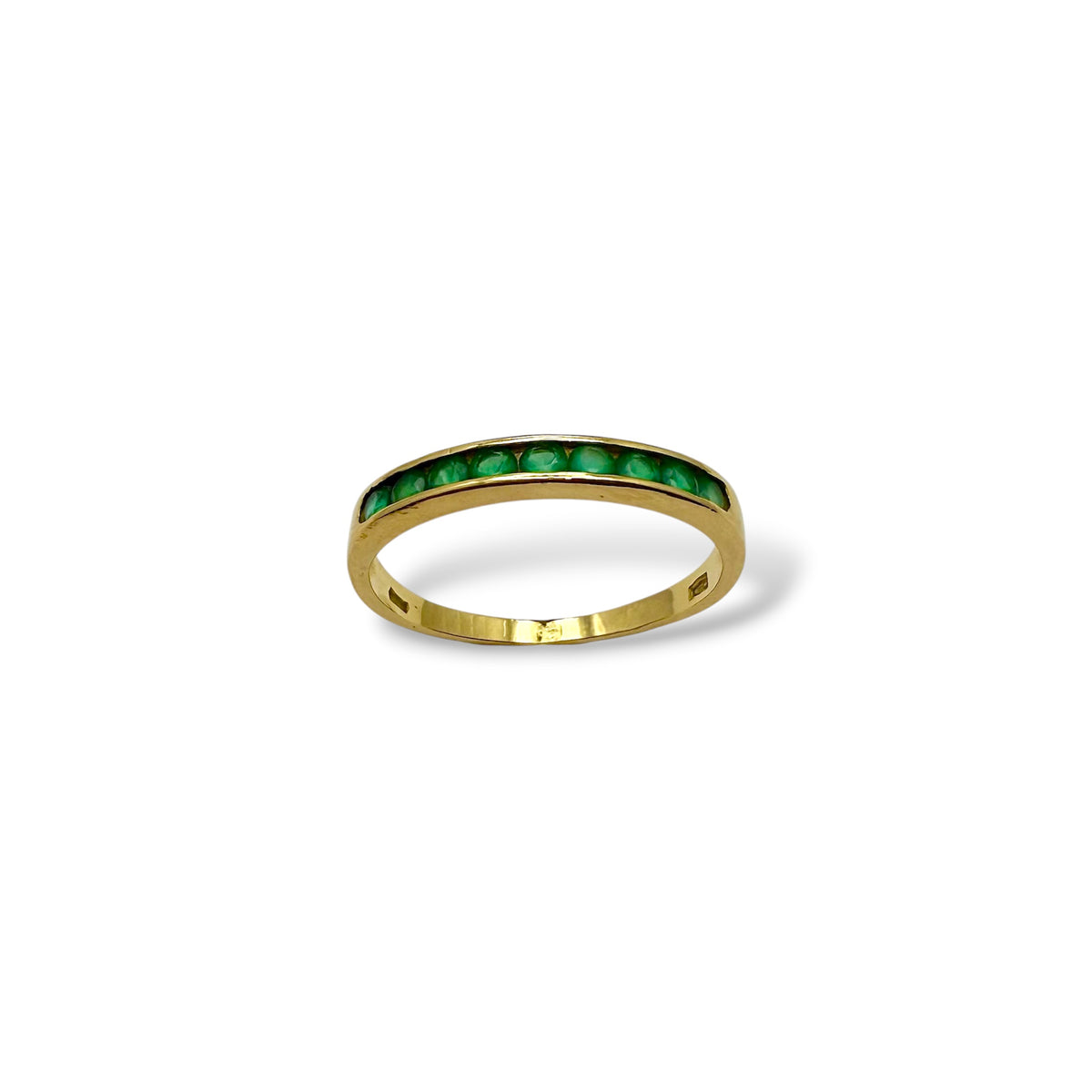 Demi-alliance en or jaune 18 carats sertie de neuf émeraudes naturelles, années 1990