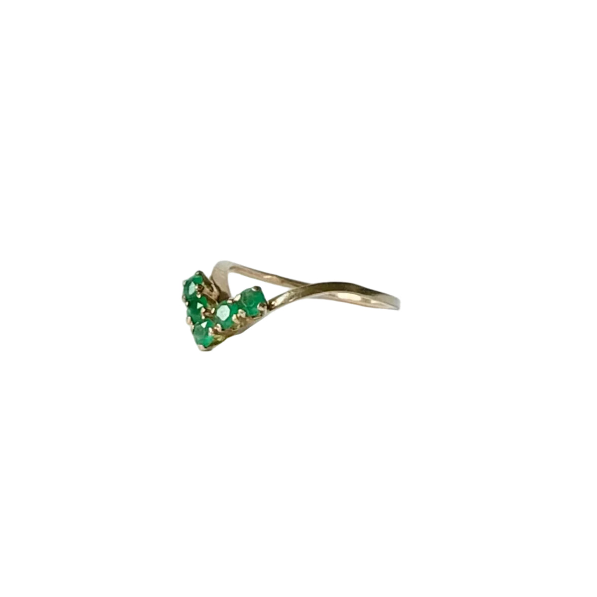 Alliance émeraudes et or jaune 18 carats montré de côté