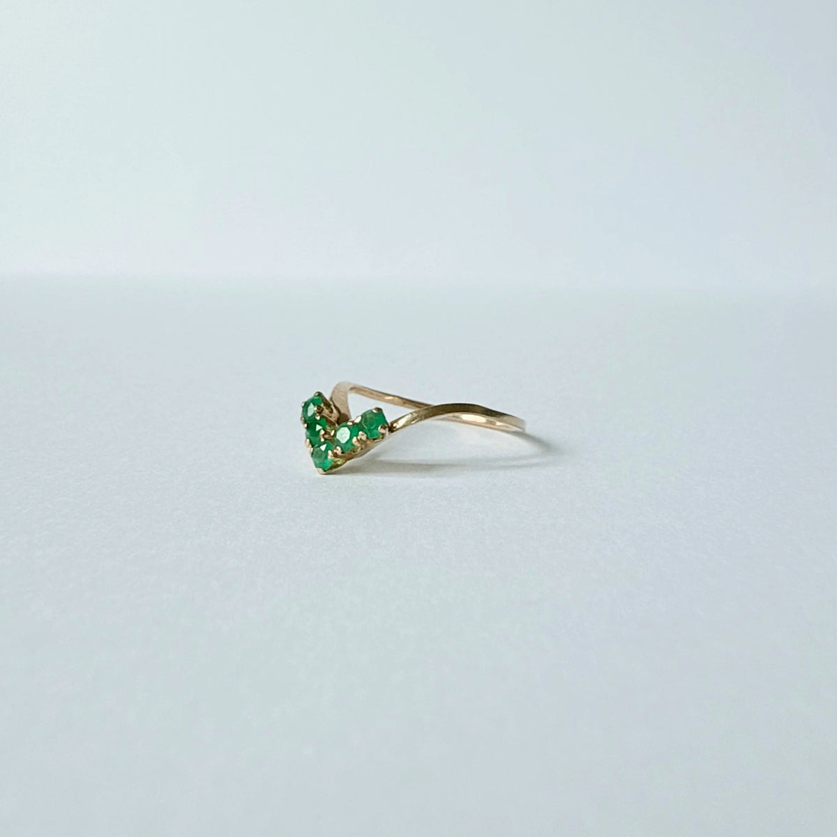 Alliance émeraudes et or jaune 18 carats montré de côté
