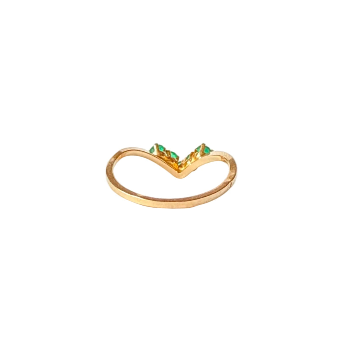 Alliance en or jaune 18 carats en forme de V pour y insérer une bague de fiancailles, montré de dos 