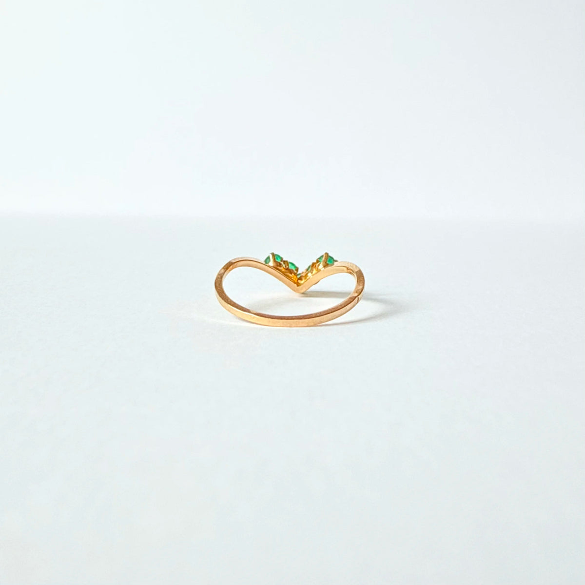 Alliance en or jaune 18 carats en forme de V pour y insérer une bague de fiancailles, montré de dos 