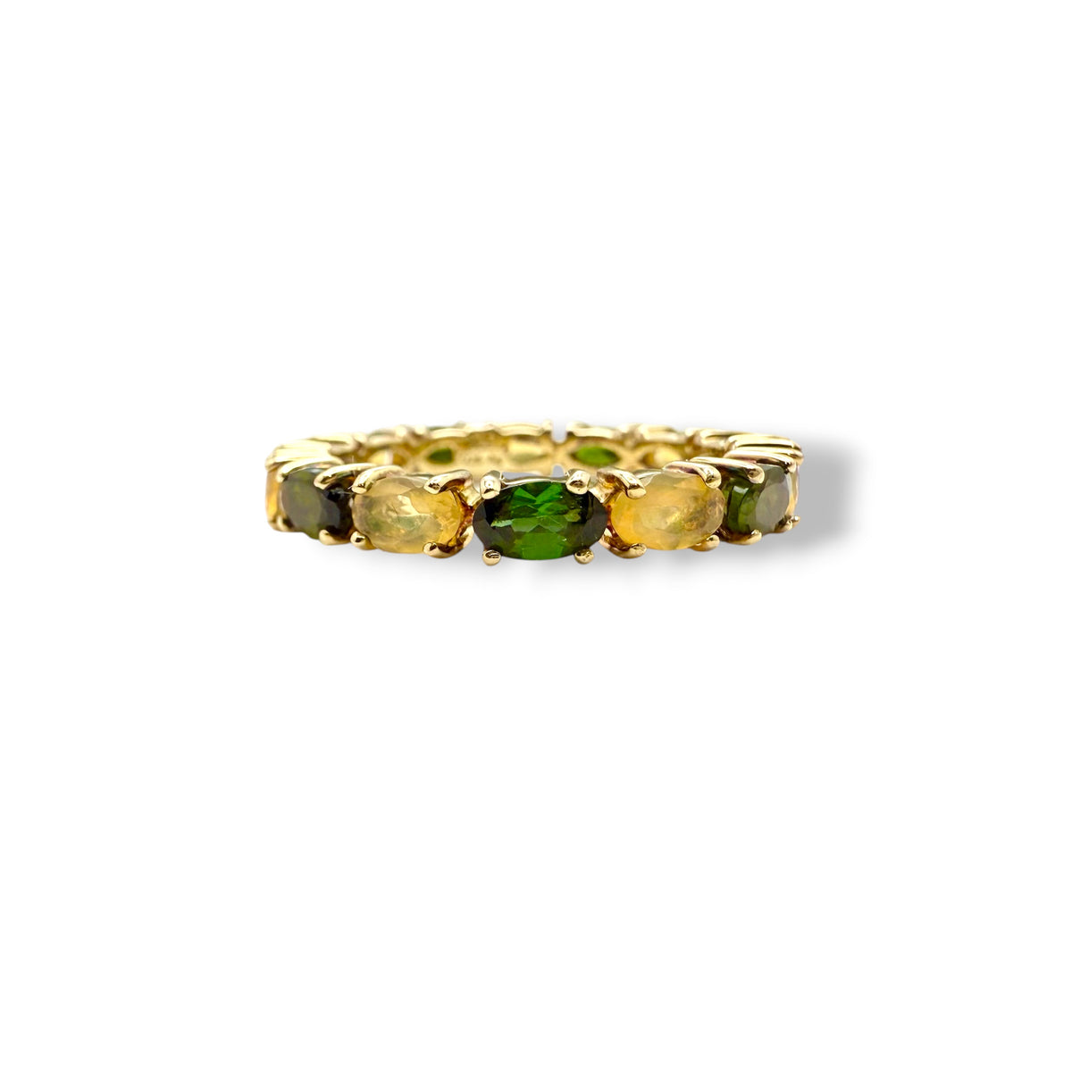 Alliance américaine en vermeil sertie d’opales jaunes et de tourmalines vertes ovales en serti griffe, bijou coloré et moderne alliant élégance et originalité.