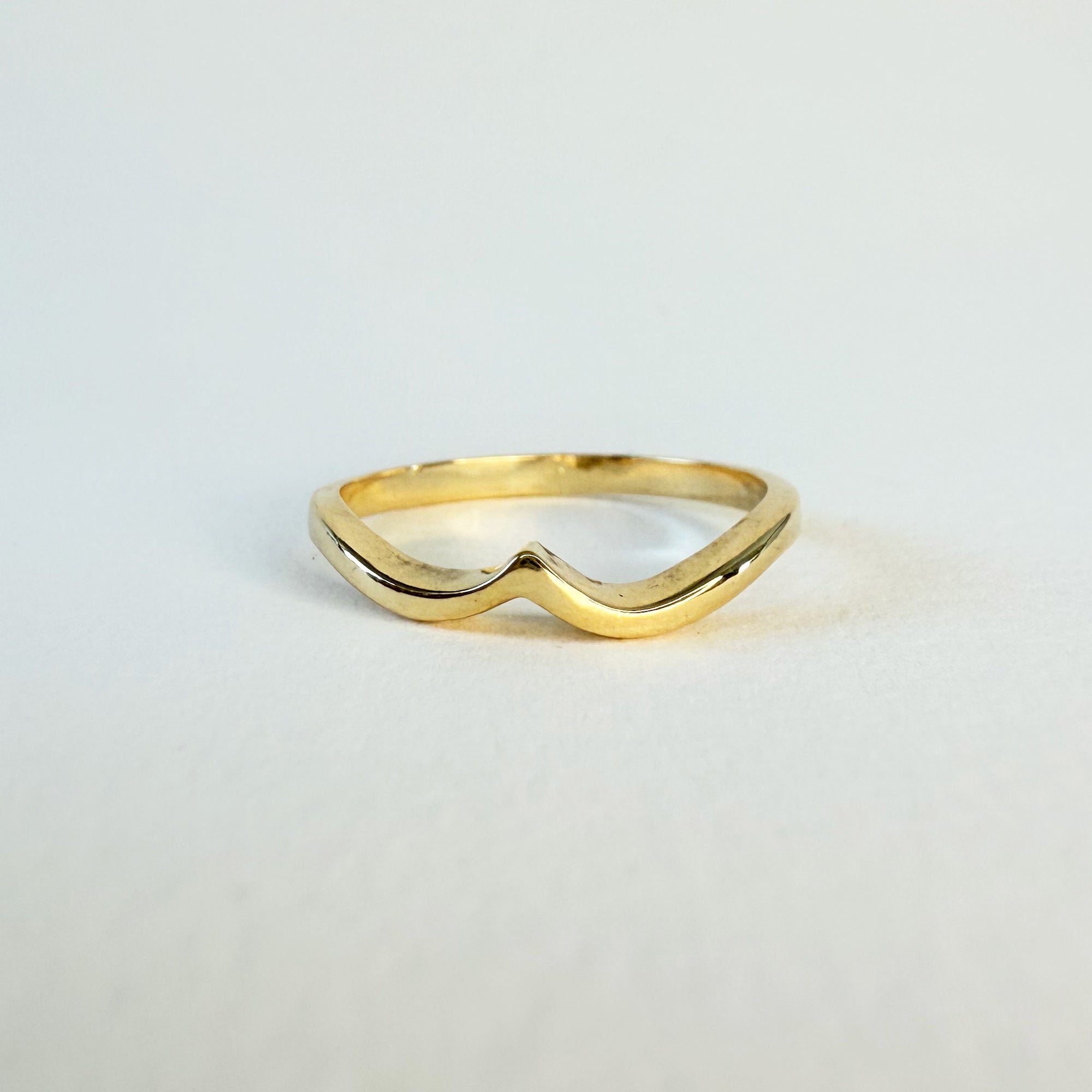 Alliance en or jaune 18 carats de forme mouvementée, bague élégante et intemporelle alliant sobriété et modernité.