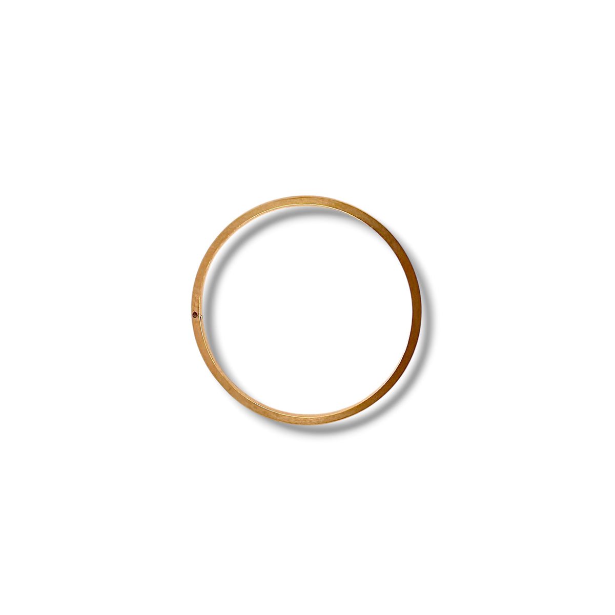 Profil d’une alliance fine en or jaune 18 carats, un anneau minimaliste sans ornement.