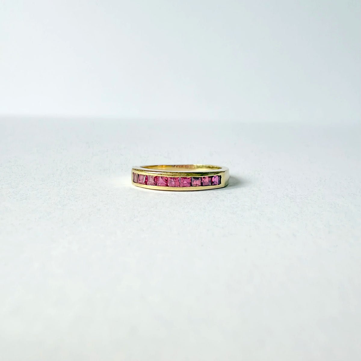 Alliance  vintage sertie de rubis dans un serti clos et une monture en or jaune 18 carats