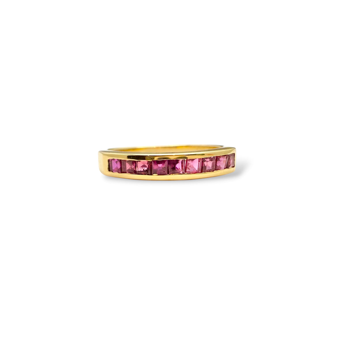 Alliance  vintage sertie de rubis dans un serti clos et une monture en or jaune 18 carats