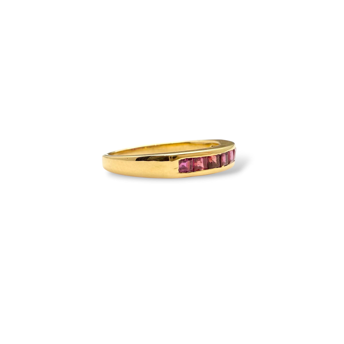 demi-alliance vintage en or jaune 18 carats et rubis en serti clos.