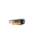 Vue de profil d’une bague en or jaune 18 carats avec saphir cabochon en serti clos