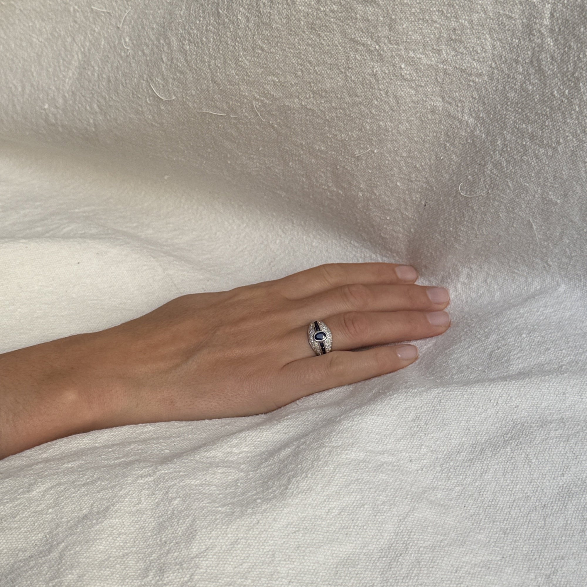 Bague bandeau en or gris, saphir central et pavages de saphirs et diamants. Bague ancienne vintage. Bijou d'exception. 