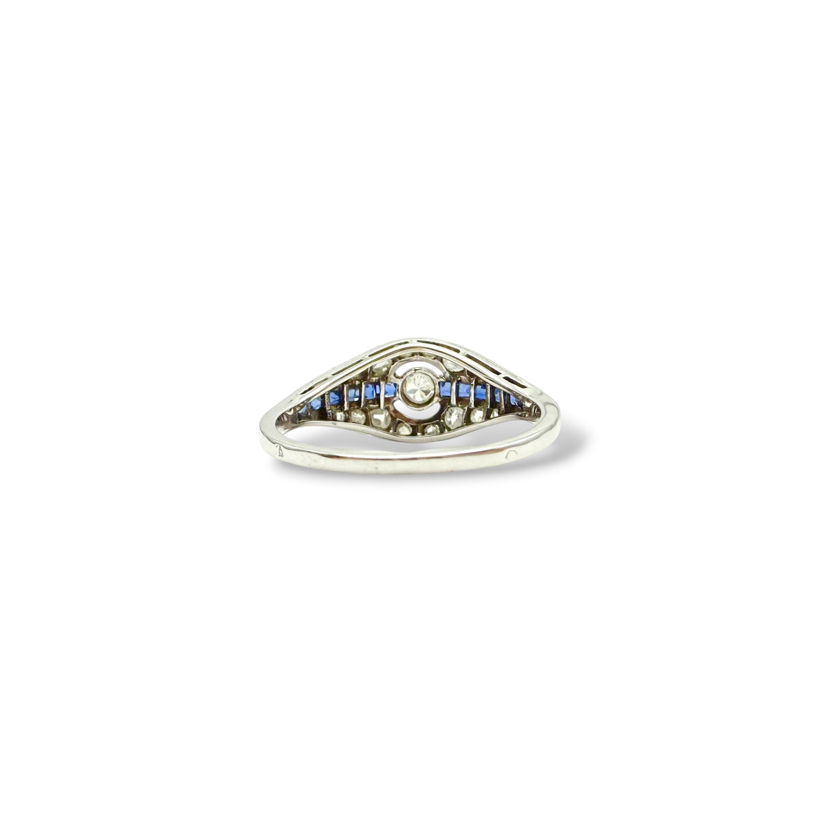Bague Art Déco en or blanc 18 carats, diamant et saphirs bleus, bijou ancien français des années 1920-1930, tour de doigt 55.