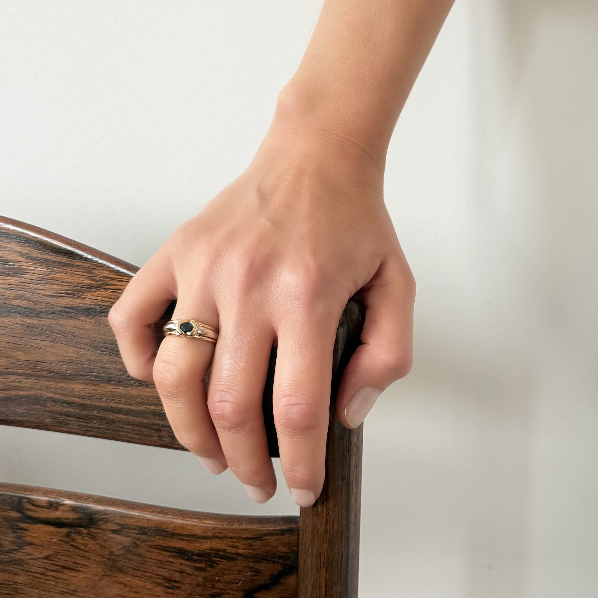 Bague jonc en or blanc et jaune 18 carats avec saphir ovale bleu. Un bijou élégant, intemporel et raffiné pour femme.