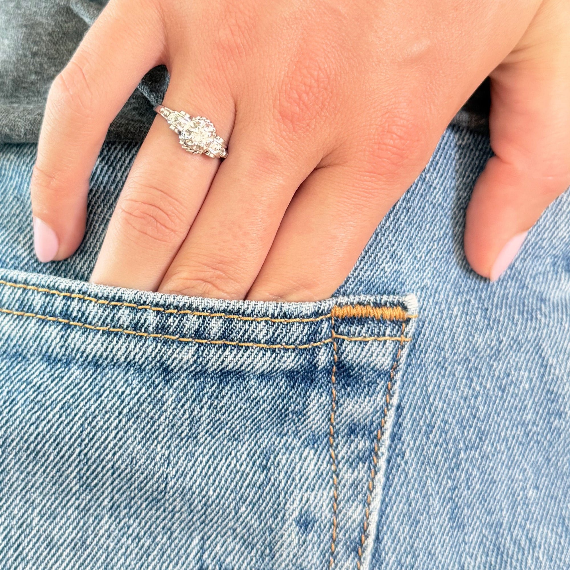 Bague ancienne en or blanc 18 carats ornée d’un diamant taille brillant d’environ 0,1 carat, monture à volutes et torsades inspirée de l’Art Déco, bijou élégant des années 1950.