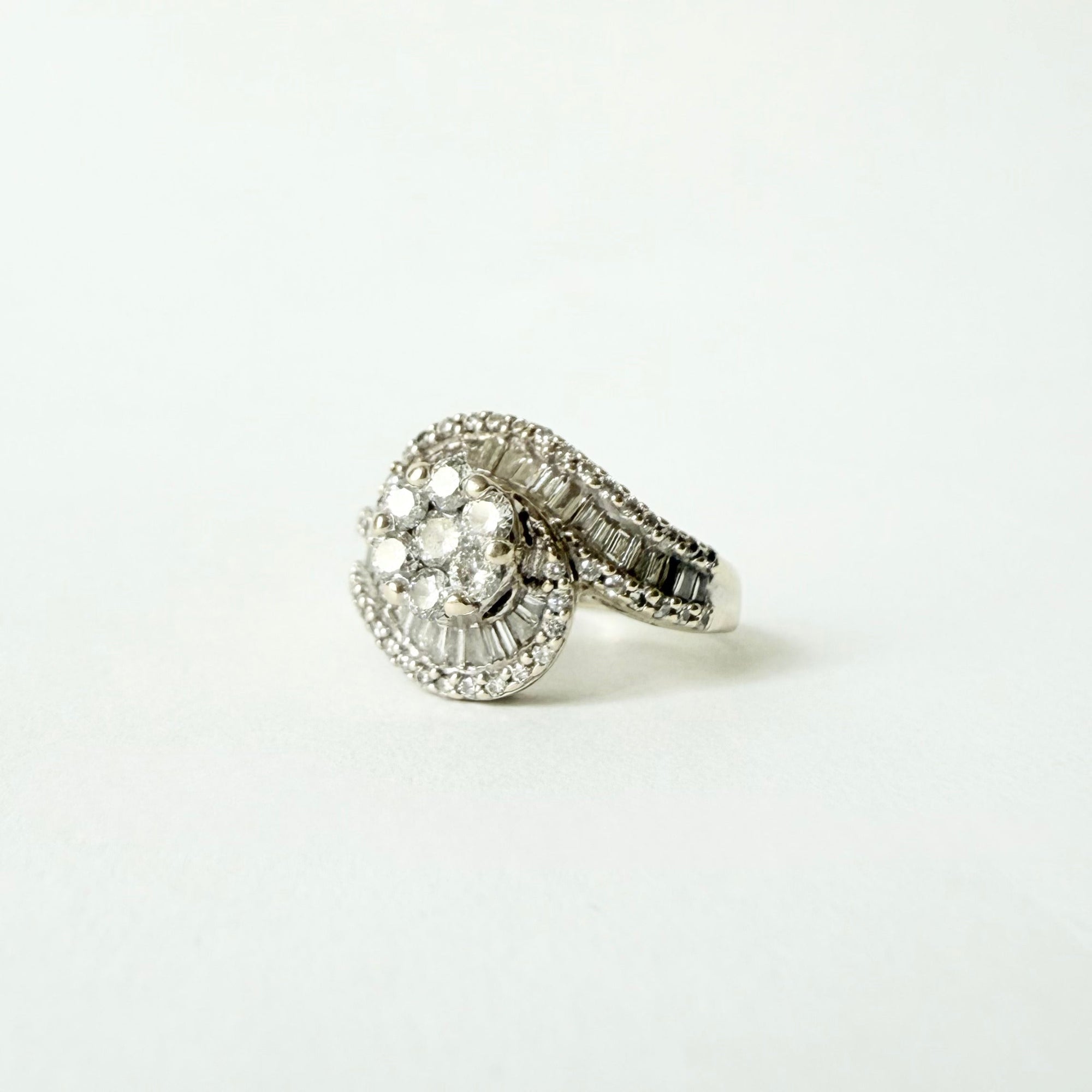 Bague tourbillon en or gris 14 carats sertie de diamants brillants et baguette – bijou ancien élégant et raffiné pour femme.