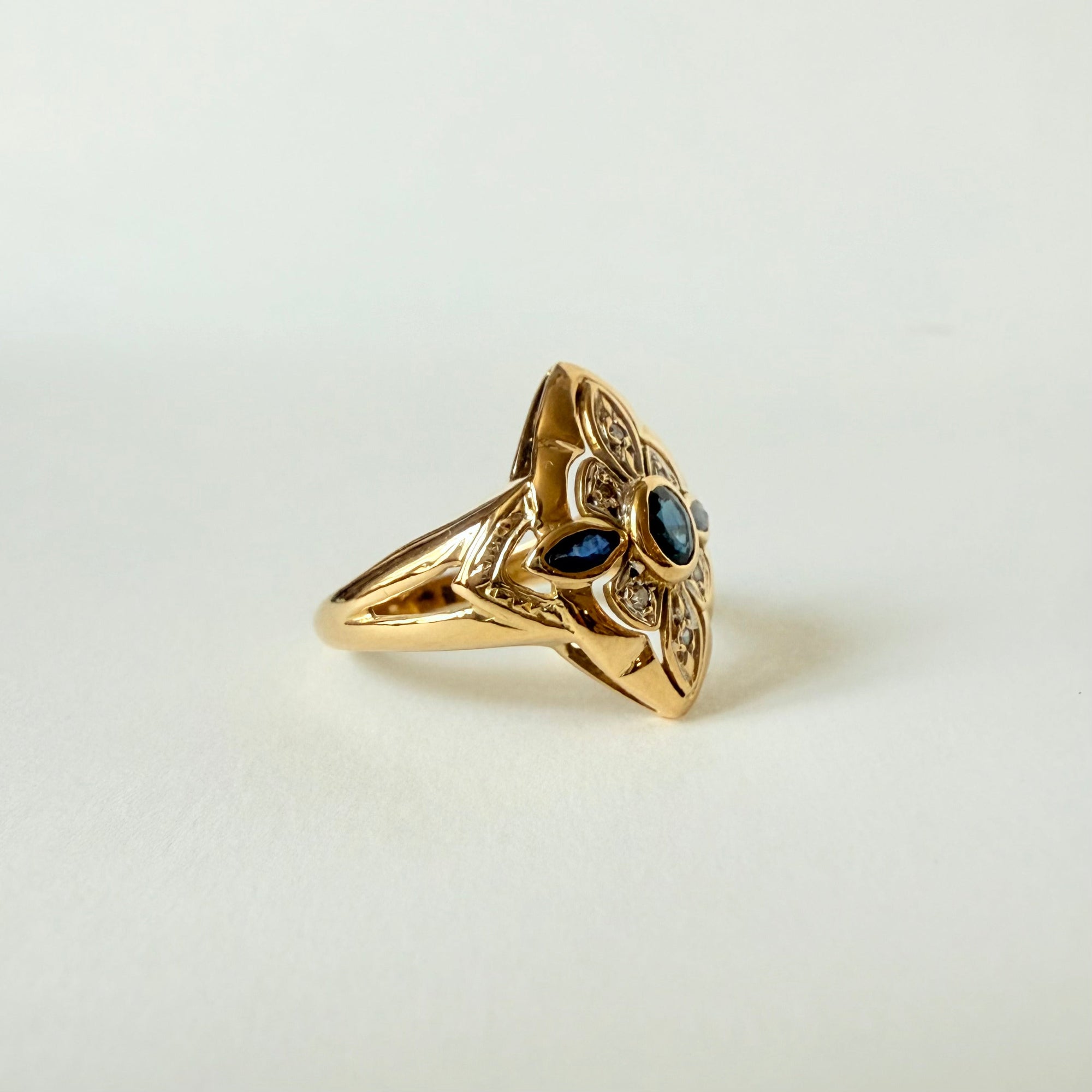 Bague de style orientale en or jaune 18 carats ornée de saphirs et diamants