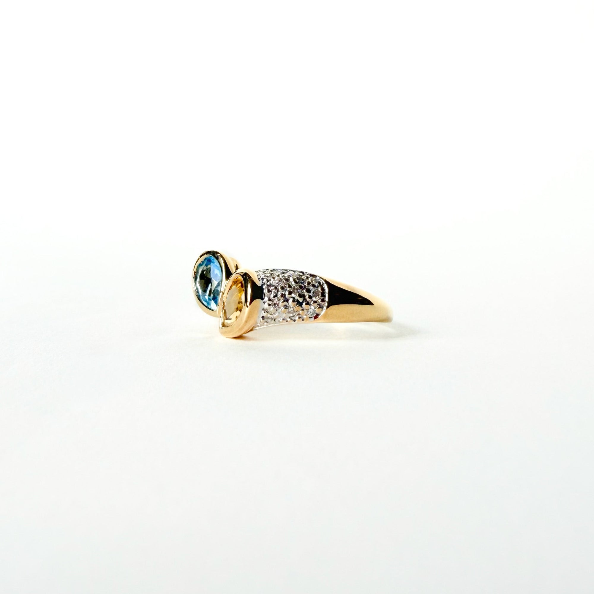 Bague Toi & Moi asymétrique en or jaune 18 carats avec aigue-marine, citrine et diamants sertis grain.