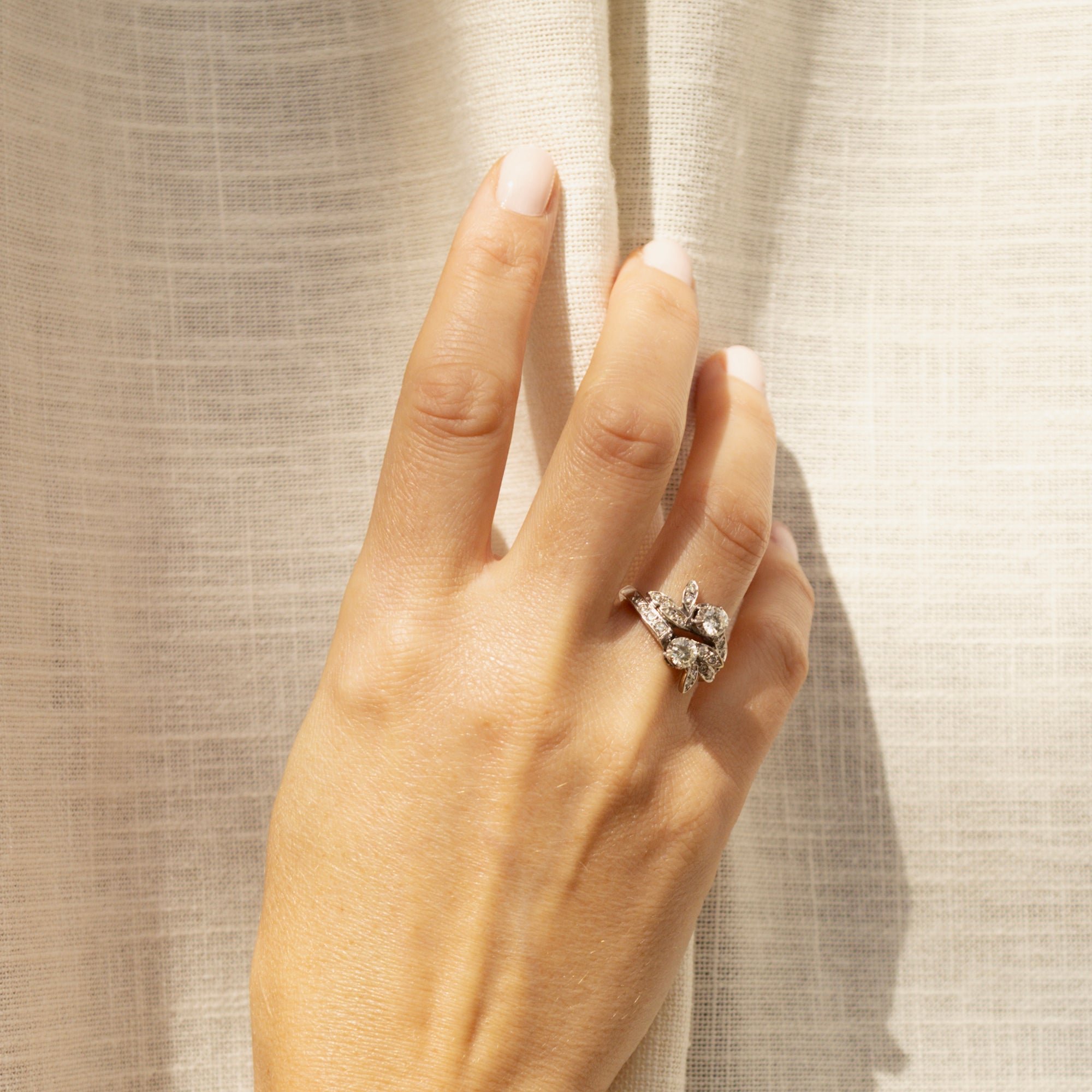 Bague Toi et Moi en or gris 18 carats avec deux diamants taille ancienne et pavage de diamants, idéale bague de fiançailles vintage années 1950.