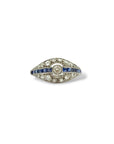 Bague Art Déco en or blanc 750 millièmes, avec diamant central entouré de diamants taille rose et ligne de saphirs calibrés bleu profond.