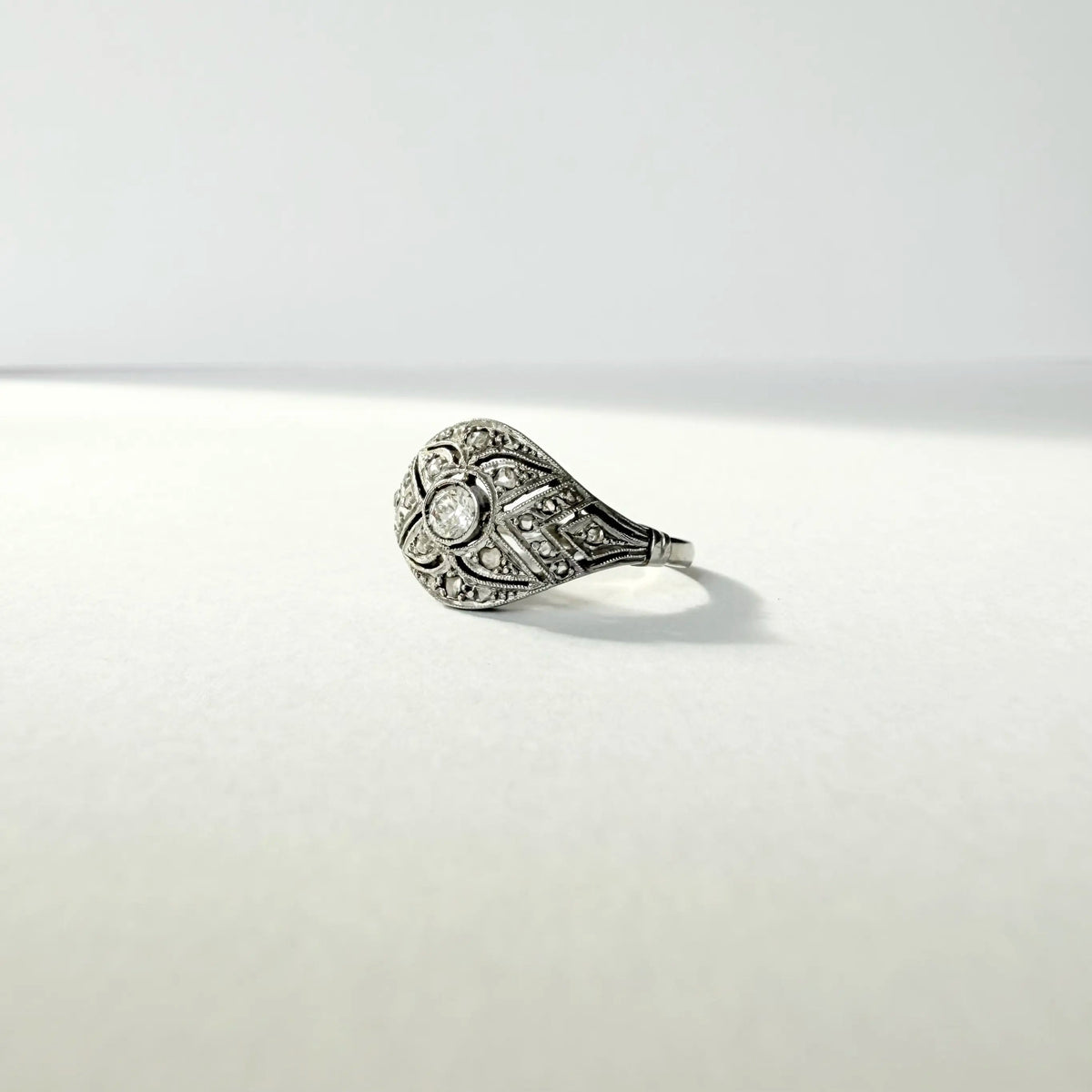 Bague ancienne art déco diamant de 0.1 carat sur une monture ajourée en or blanc 18 carats