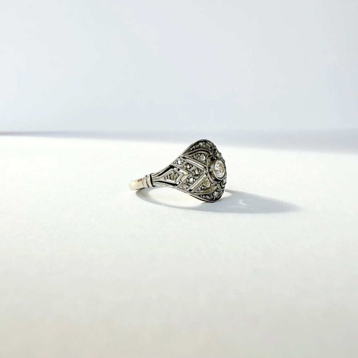 Bague ancienne Art déco en or blanc et diamants
