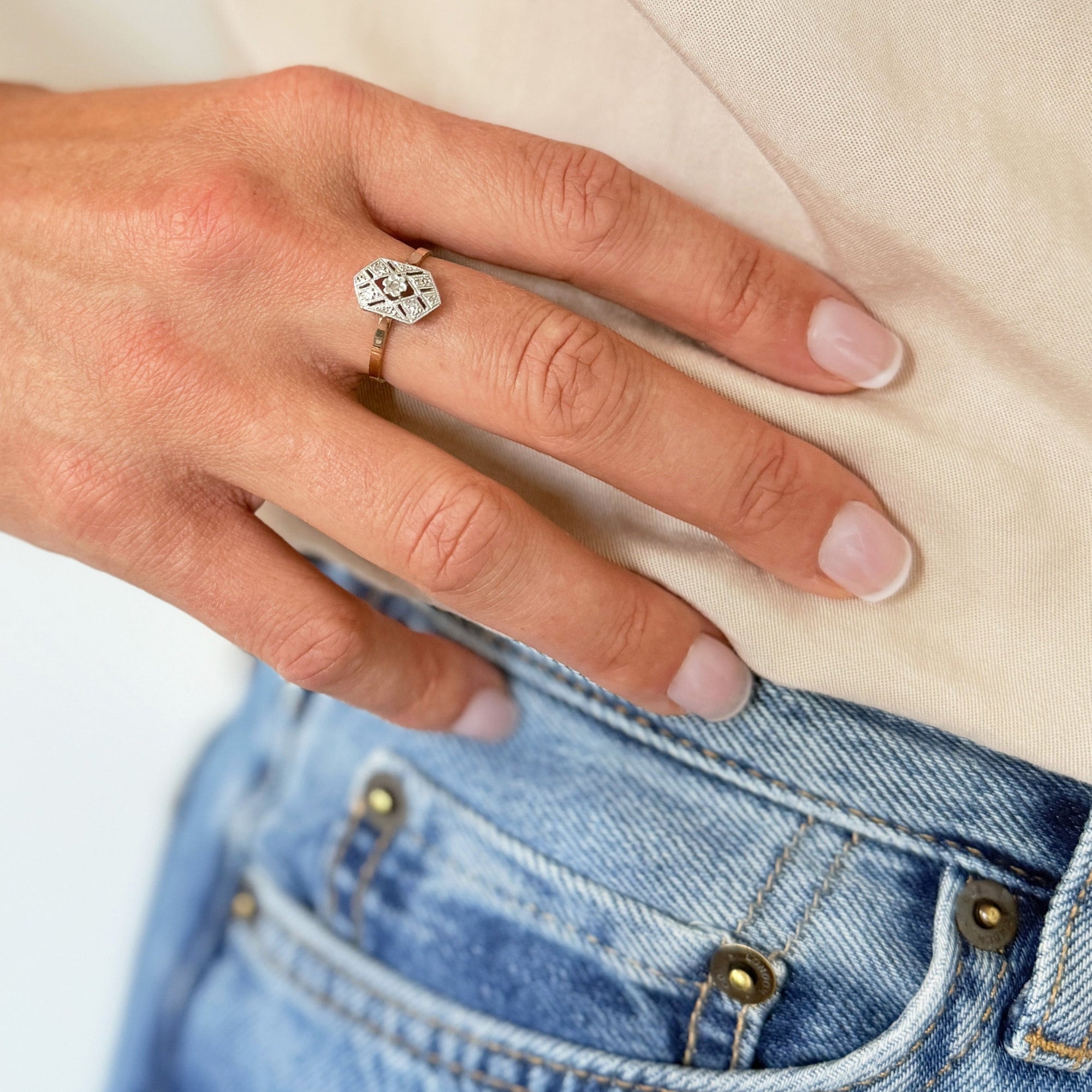 Bague Art Déco en or jaune 18 carats avec tête hexagonale en platine ciselé diamanté, bijou ancien raffiné aux lignes géométriques typiques des années 1930.
