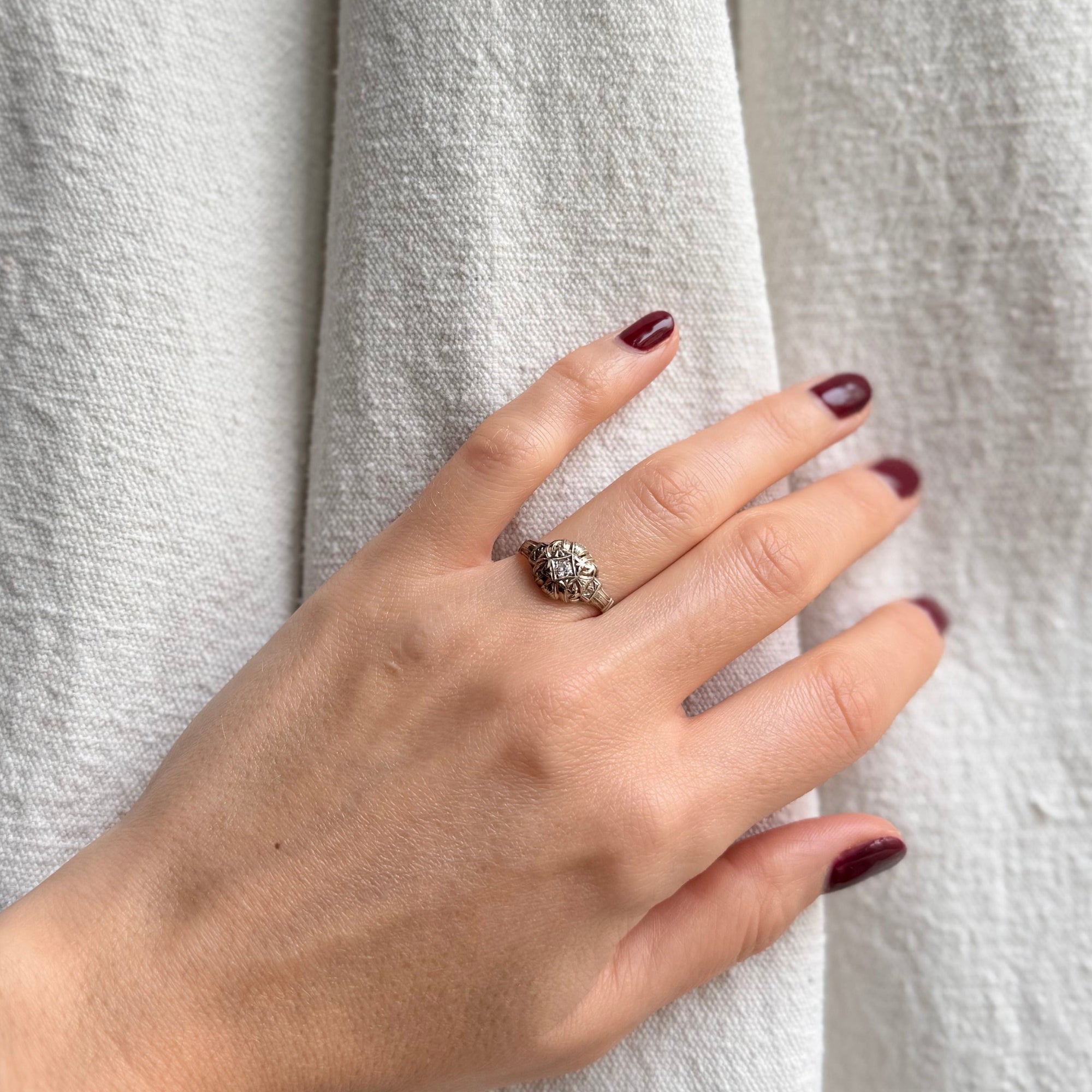 bague art déco en or blanc et diamant principal 