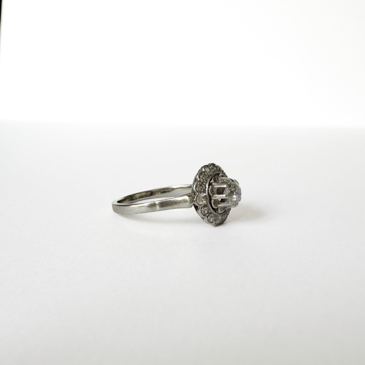 Bague marguerite Art déco en platine et or gris｜Vers 1930