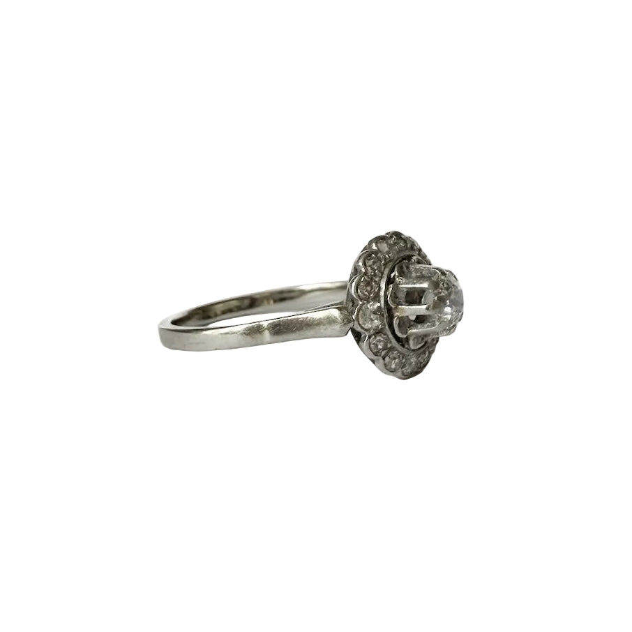Vue de profil de la bague Art déco en platine et or gris 18 carats.