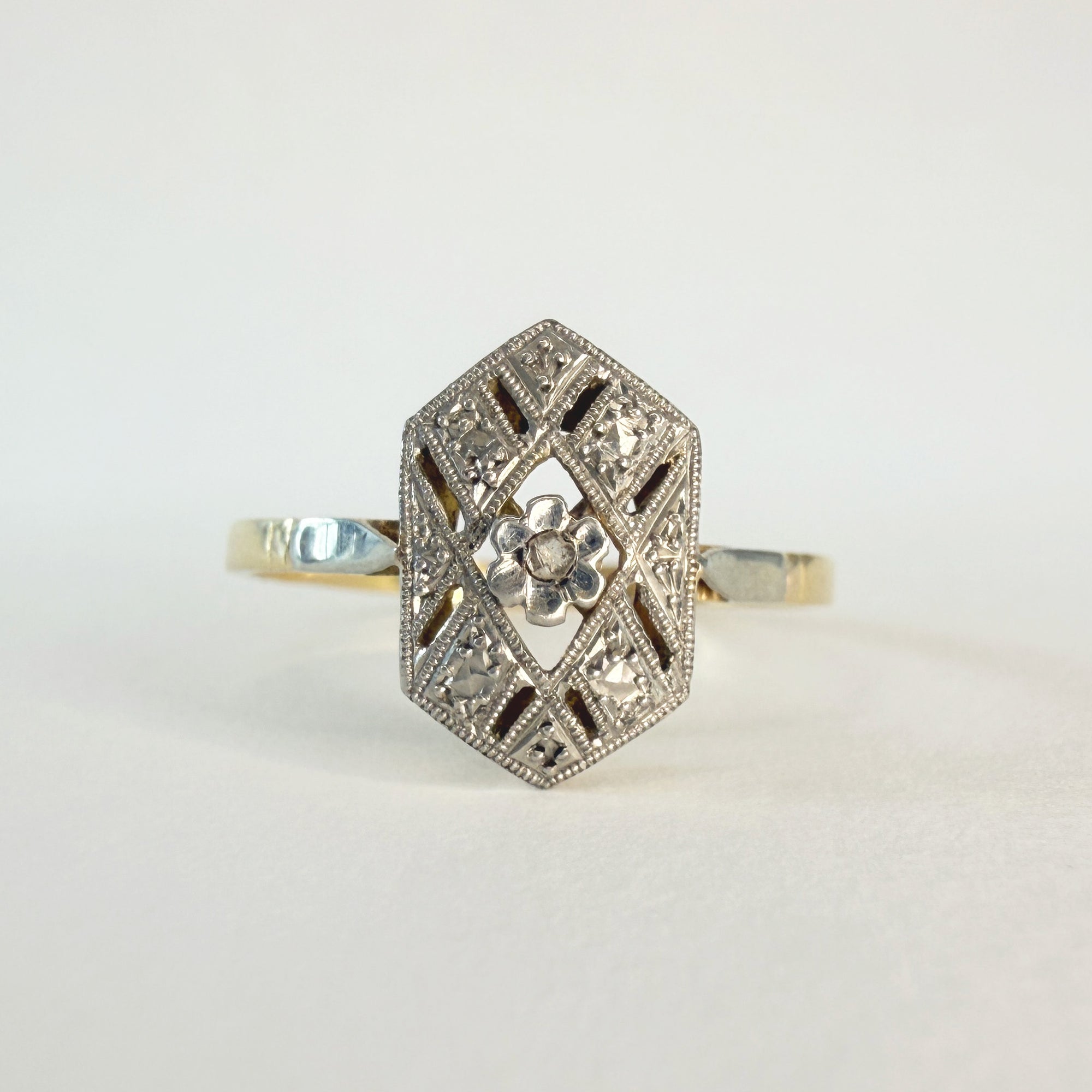 Bague Art Déco en or jaune 18 carats avec tête hexagonale en platine ciselé diamanté, bijou ancien raffiné aux lignes géométriques typiques des années 1930.