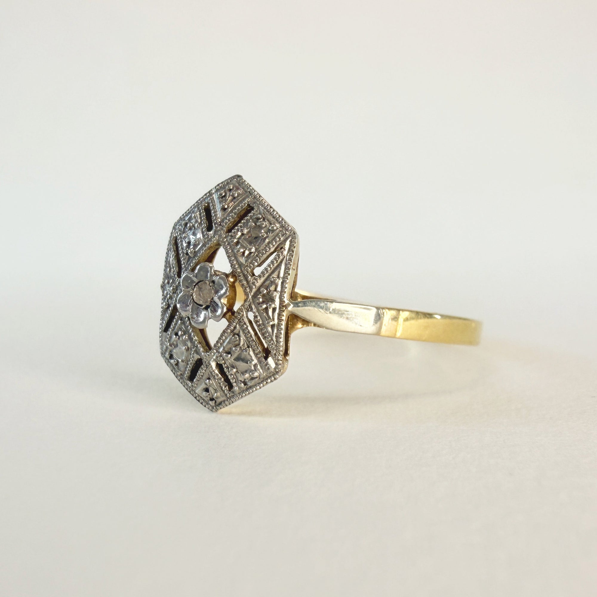 Bague Art Déco en or jaune 18 carats avec tête hexagonale en platine ciselé diamanté, bijou ancien raffiné aux lignes géométriques typiques des années 1930.