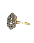 Bague Art Déco en or jaune 18 carats avec tête hexagonale en platine ciselé diamanté, bijou ancien raffiné aux lignes géométriques typiques des années 1930.