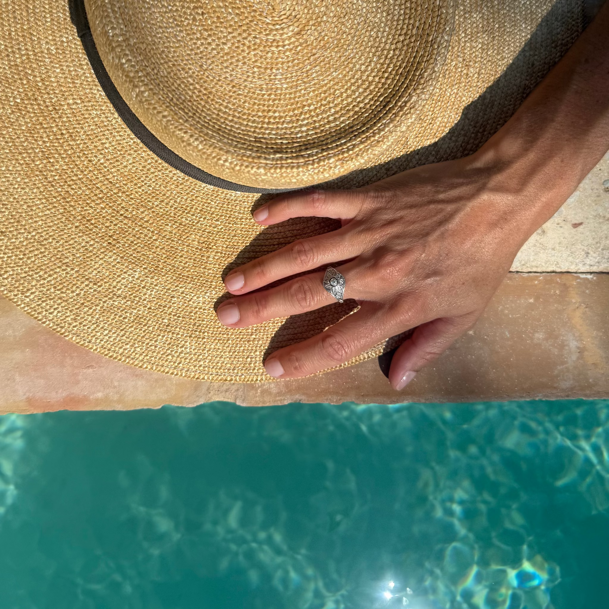 Bague Art Déco en platine ajouré ornée d’un diamant central d’environ 0,1 carat, bijou ancien géométrique de qualité, pièce de joaillerie d’occasion élégante et raffinée.