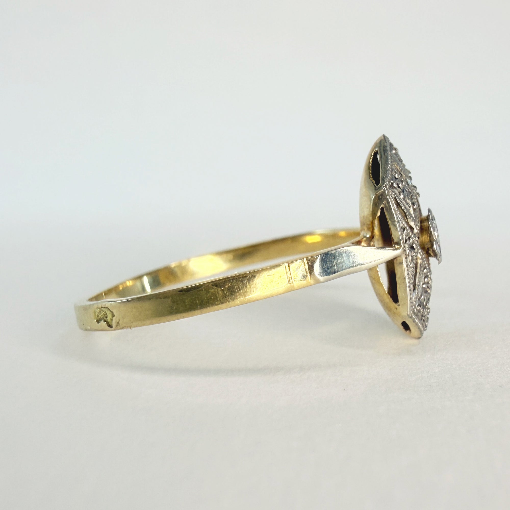 Bague Art Déco en or jaune 18 carats avec tête hexagonale en platine ciselé diamanté, bijou ancien raffiné aux lignes géométriques typiques des années 1930.