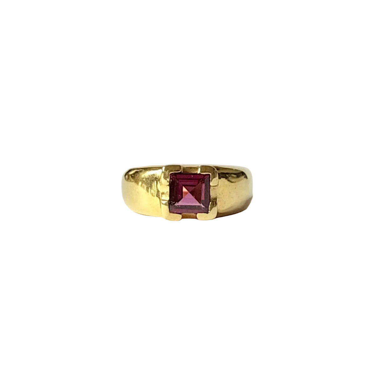 Bague bandeau de style chevalière en or jaune 18 carat ornée d'une tourmaline carré rouge-violet.