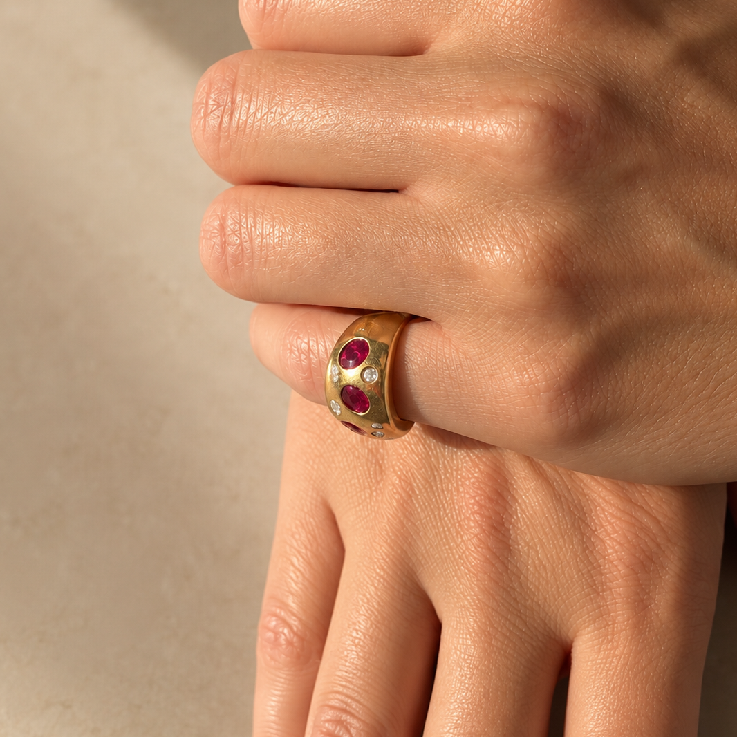 Bague bandeau vintage en or jaune 18 carat, rubis et diamants