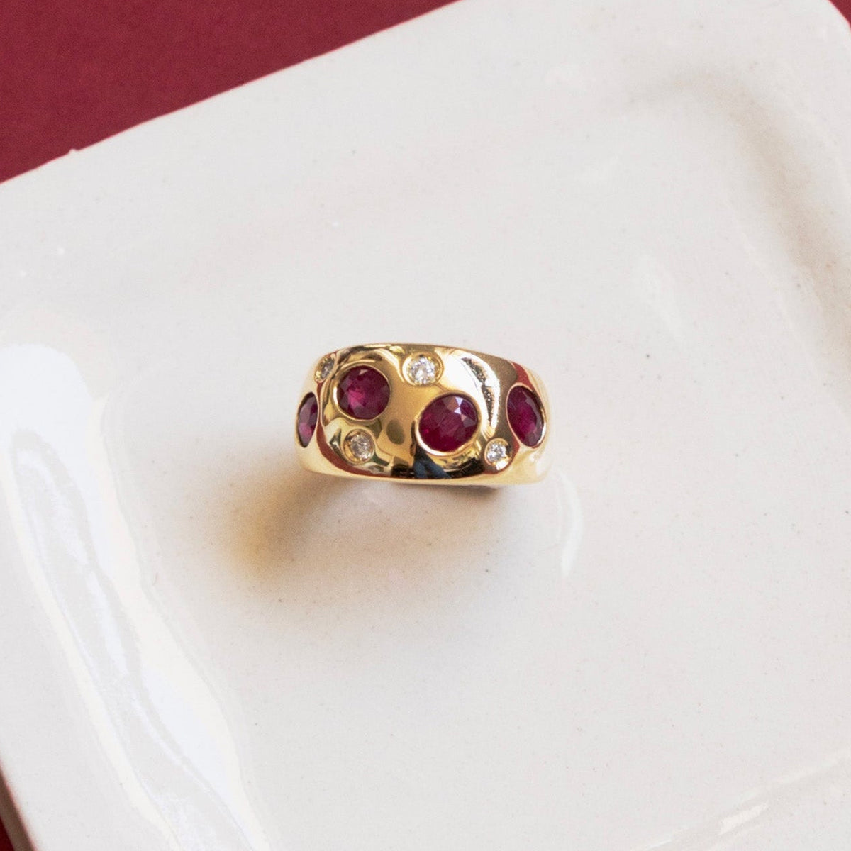 Bague bandeau vintage en or jaune 18 carats sertie de quatre rubis ovales et quatre diamants, années 1970