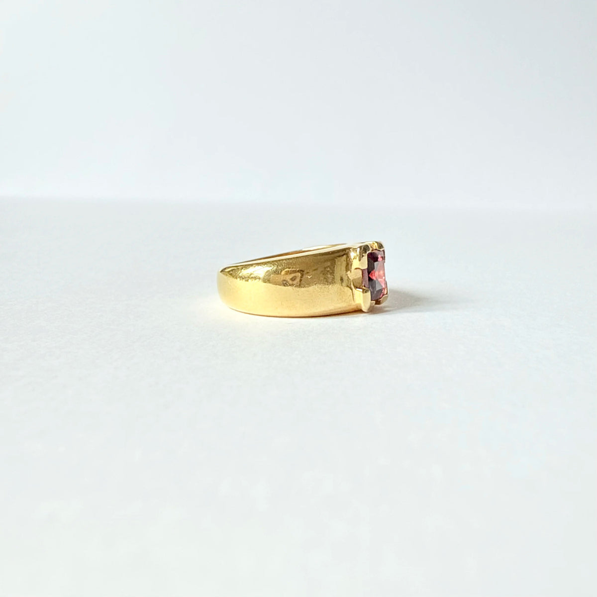 Bague bandeau vintage de style chevalière en or jaune 18 carats ornée d'une tourmaline rubellite