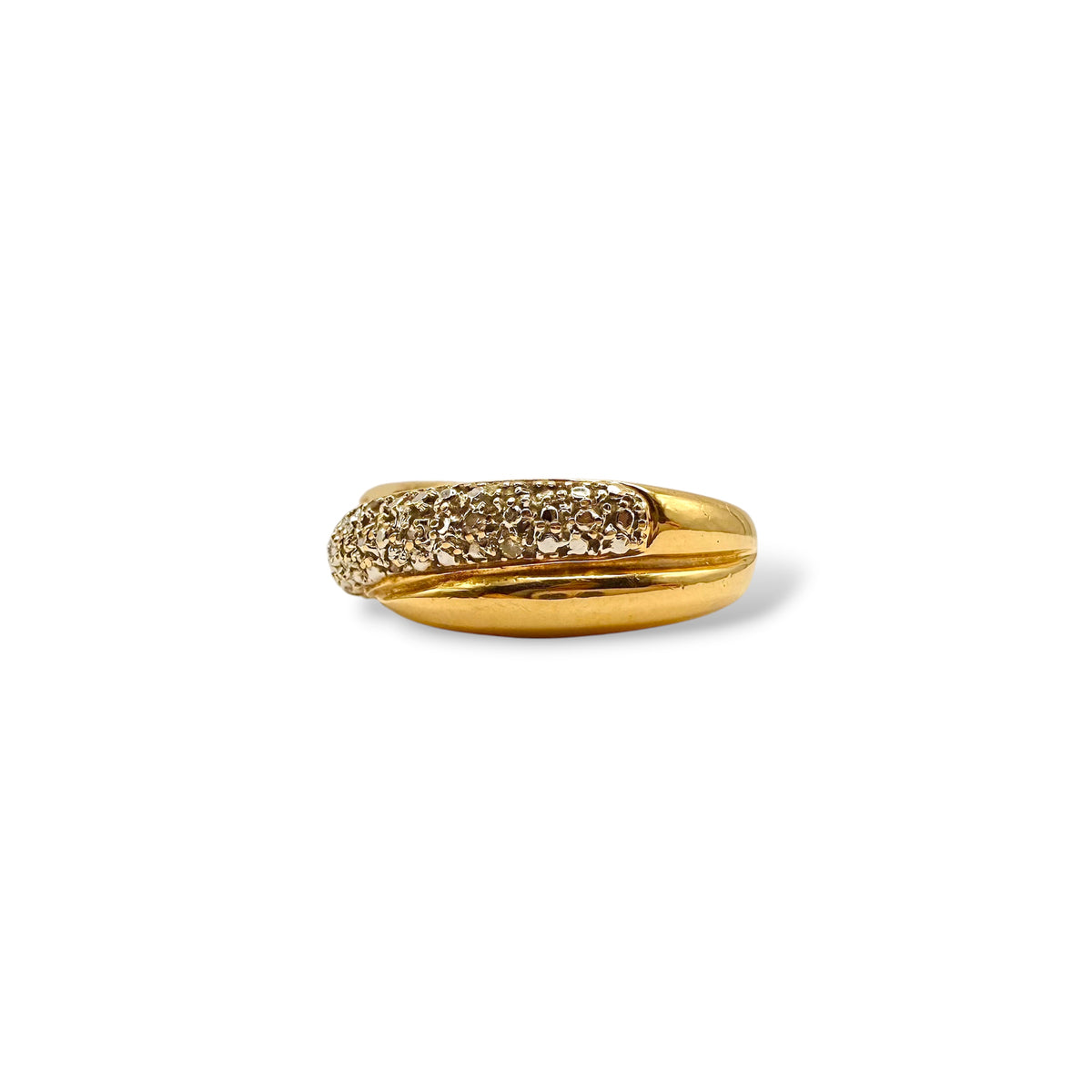 Détail d’une bague en or jaune et or blanc 18 carats, avec deux joncs entrecroisés et un décor de diamants.