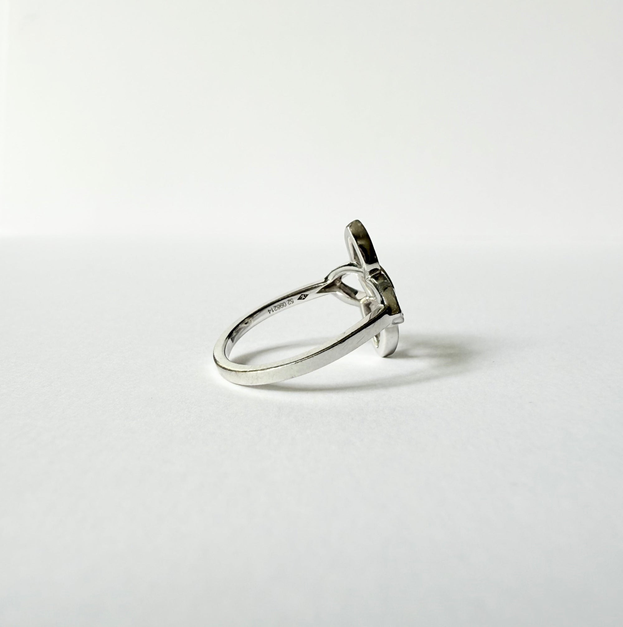 Intérieur de la bague Louis Vuitton signée et numérotée